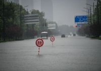 鄭州市民朋友們，暴雨期間請注意留意警示標志牌！